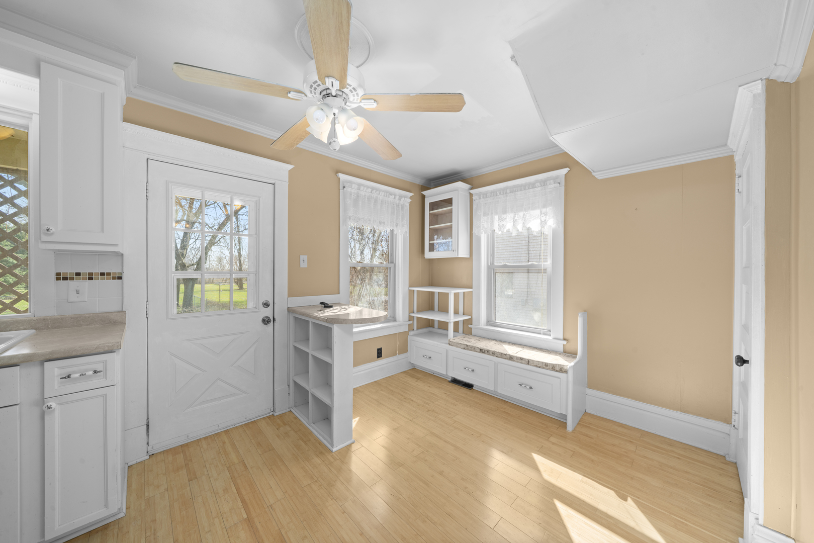 449 W Lincoln Avenue, Hinckley, IL 60520