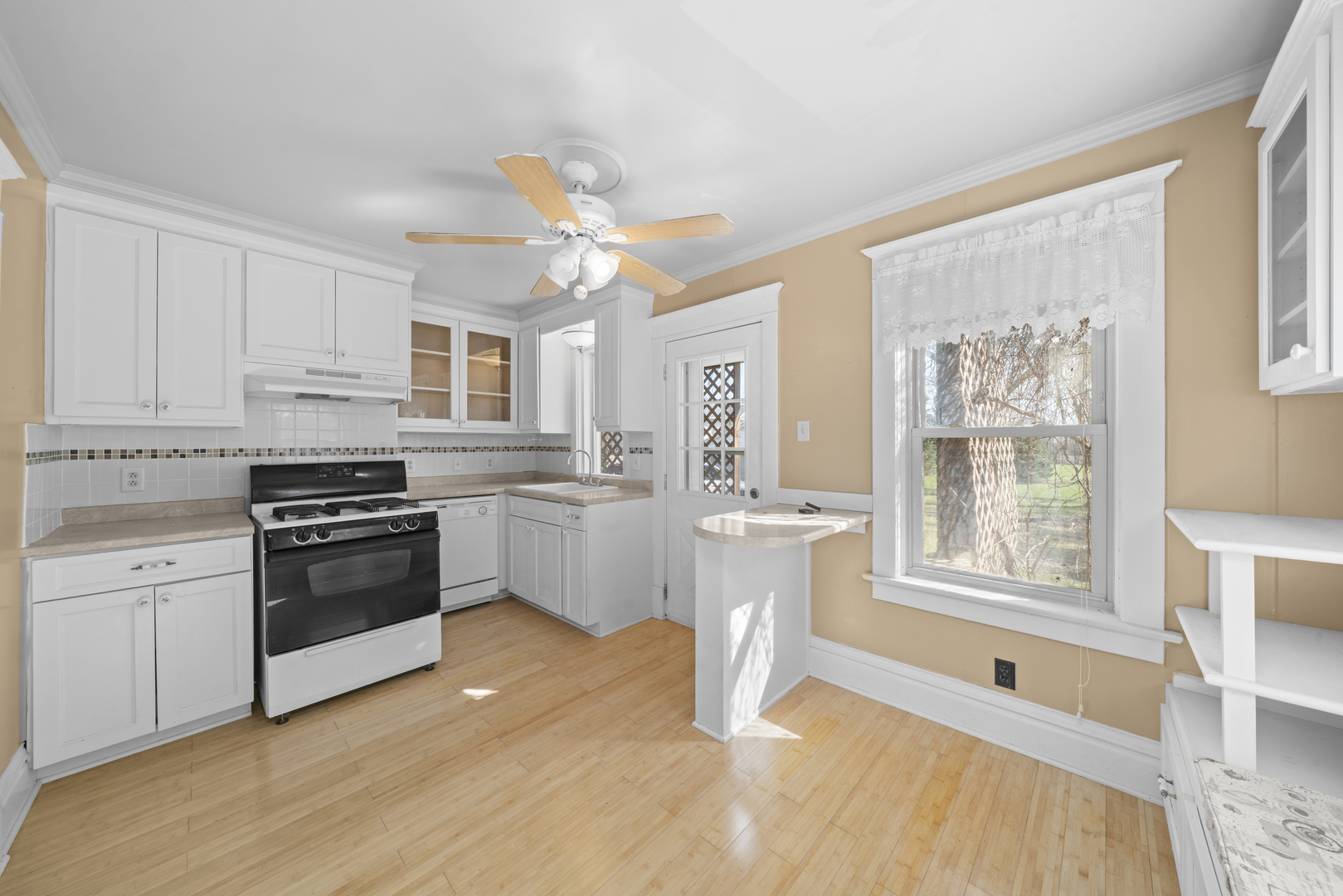 449 W Lincoln Avenue, Hinckley, IL 60520