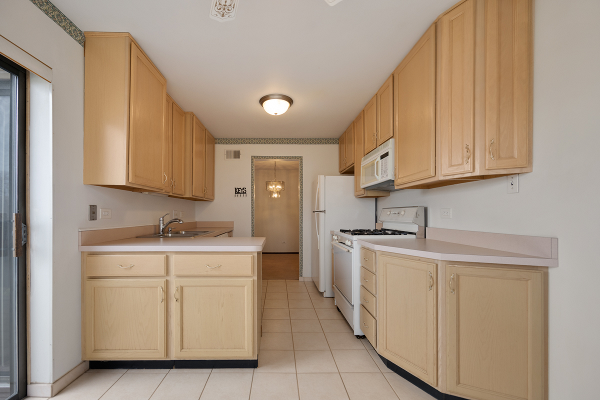 854 E Carriage Lane #8, Palatine, IL 60074