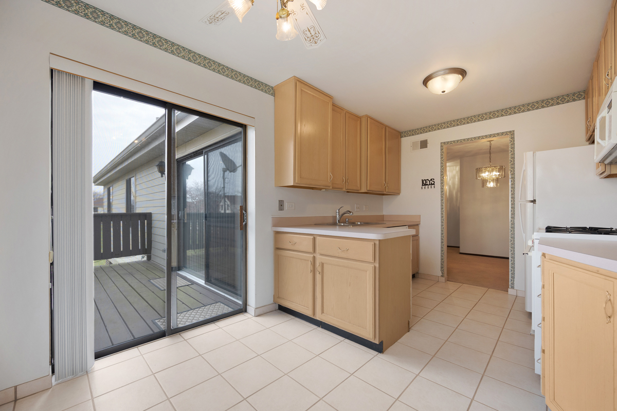 854 E Carriage Lane #8, Palatine, IL 60074