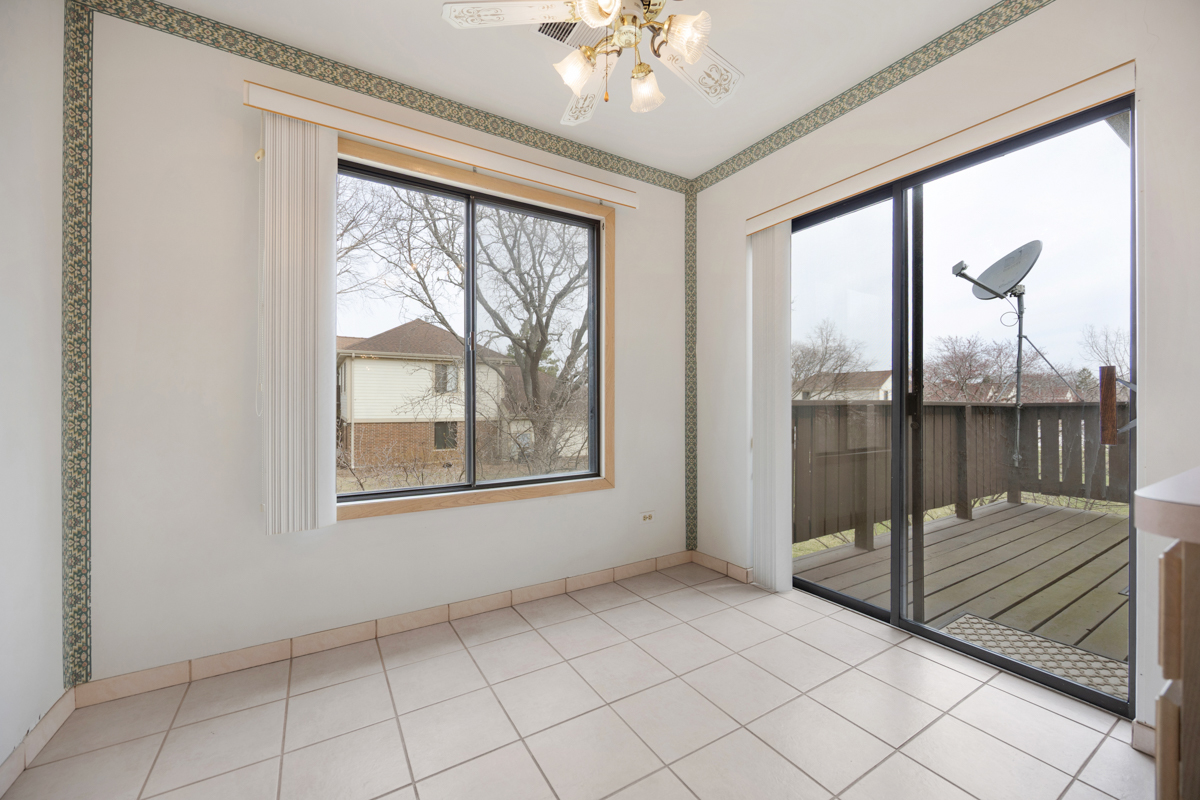 854 E Carriage Lane #8, Palatine, IL 60074