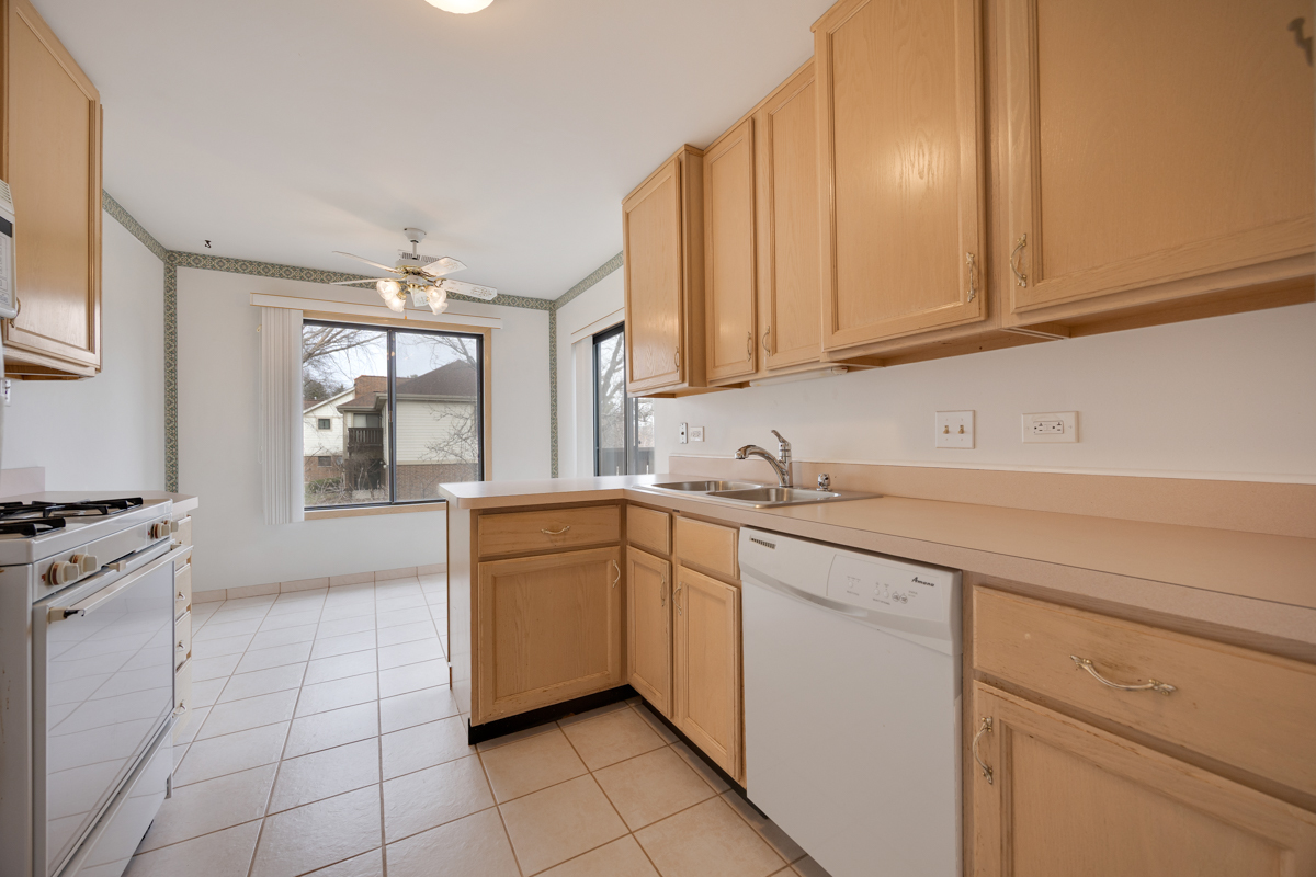 854 E Carriage Lane #8, Palatine, IL 60074