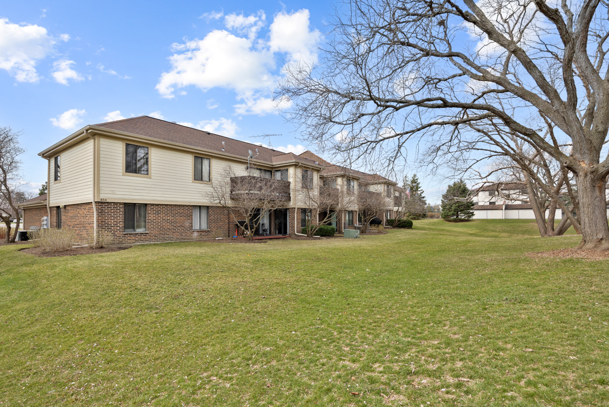 854 E Carriage Lane #8, Palatine, IL 60074