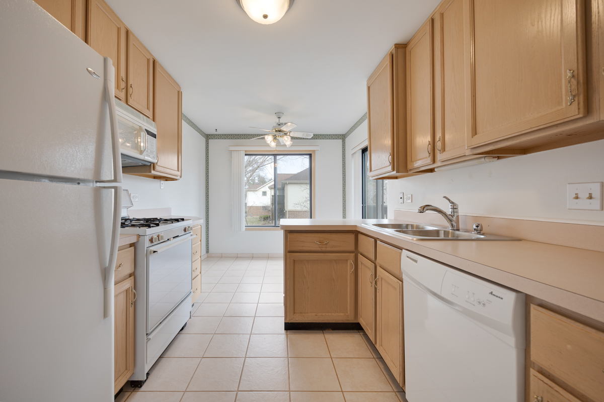 854 E Carriage Lane #8, Palatine, IL 60074