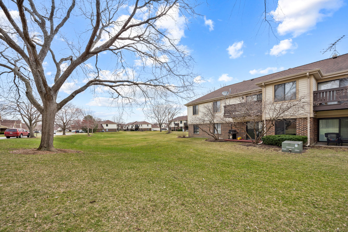 854 E Carriage Lane #8, Palatine, IL 60074