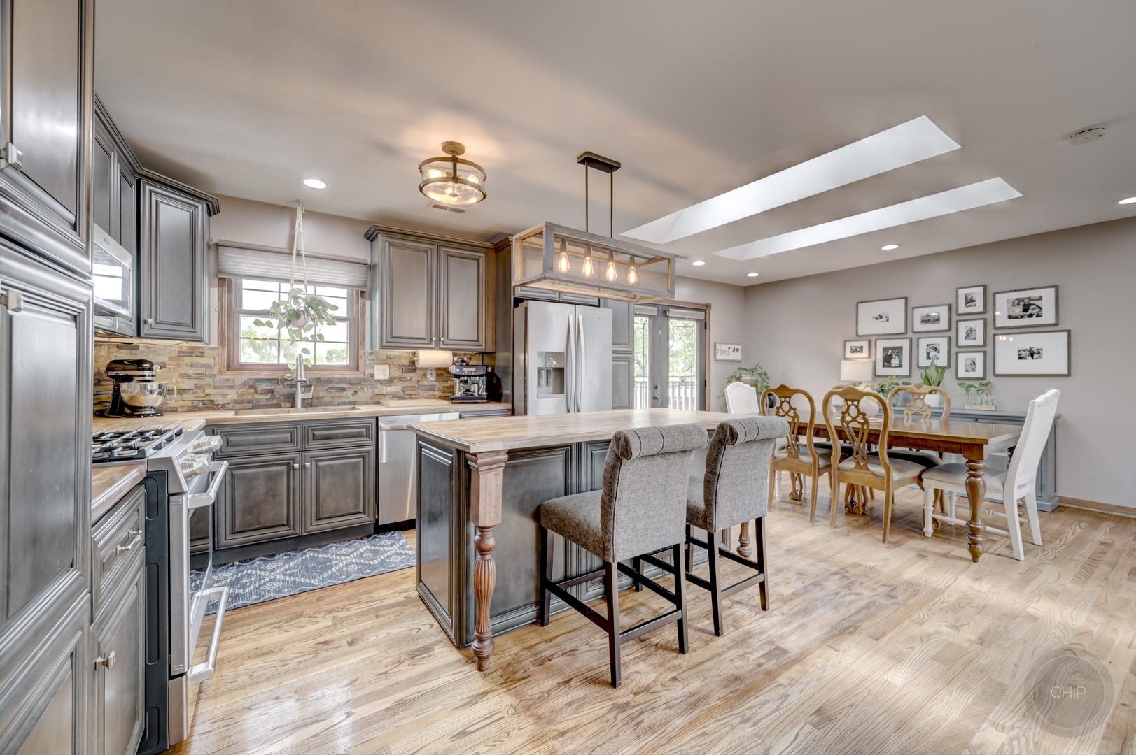 7215 Larchwood Lane, Woodridge, IL 60517