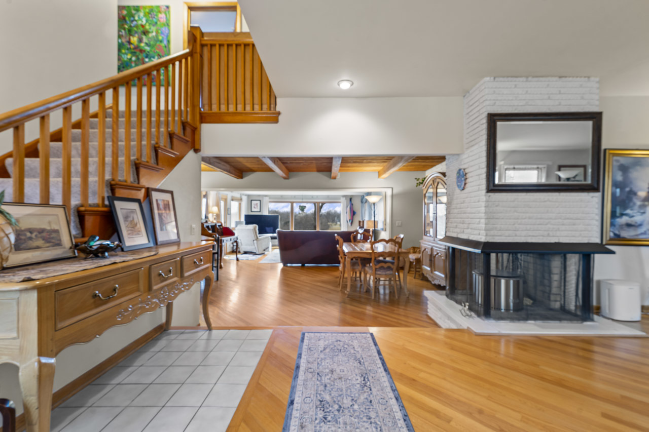 27052 W Lakeview Drive, Lake Barrington, IL 60084