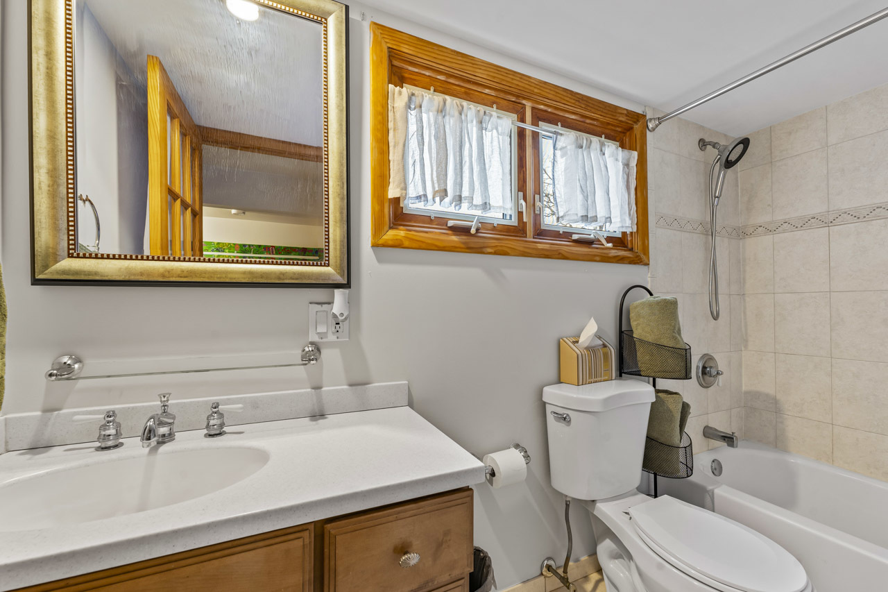 27052 W Lakeview Drive, Lake Barrington, IL 60084