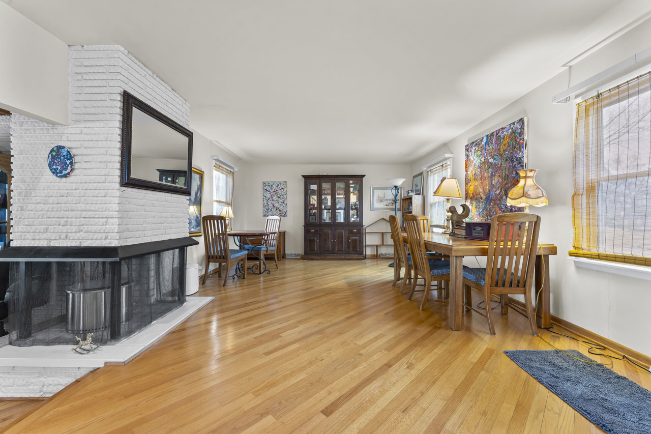 27052 W Lakeview Drive, Lake Barrington, IL 60084