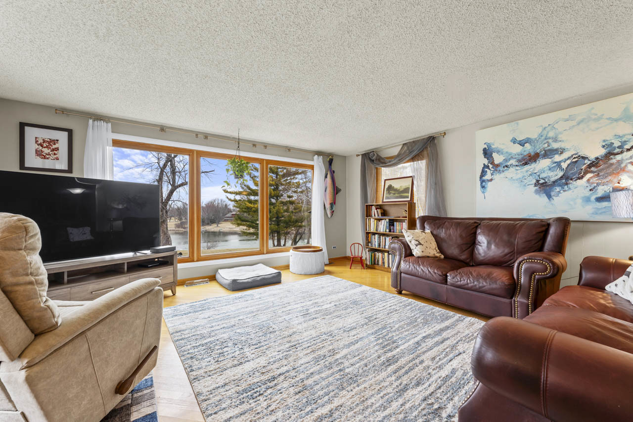 27052 W Lakeview Drive, Lake Barrington, IL 60084