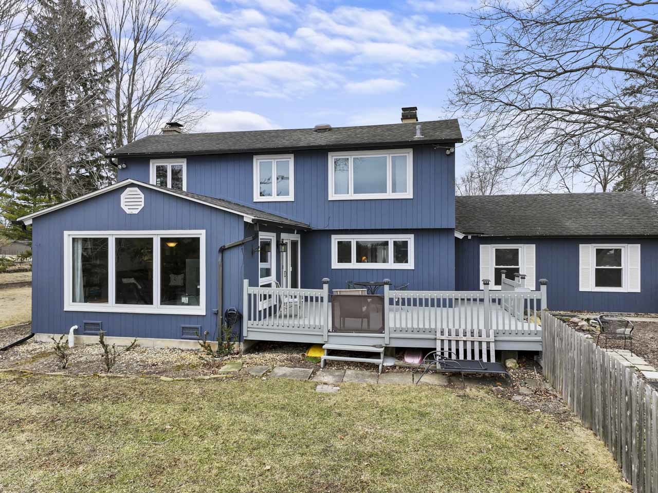 27052 W Lakeview Drive, Lake Barrington, IL 60084