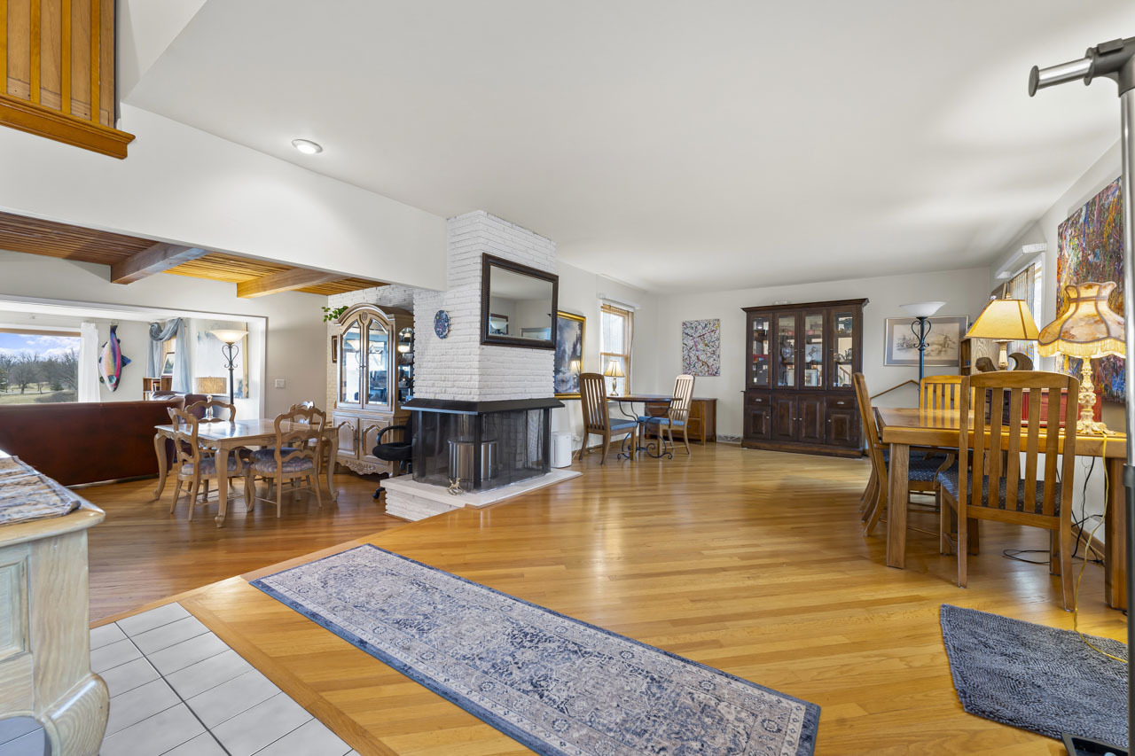 27052 W Lakeview Drive, Lake Barrington, IL 60084