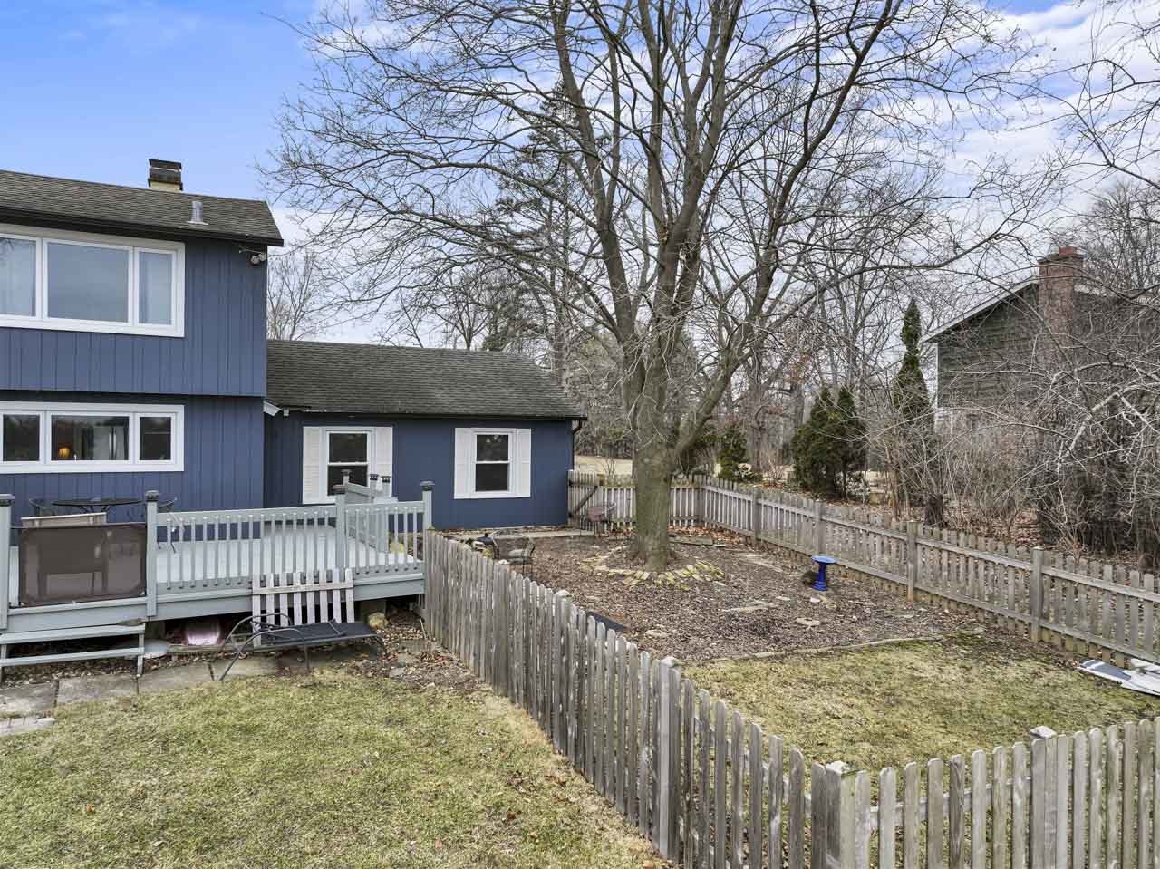 27052 W Lakeview Drive, Lake Barrington, IL 60084