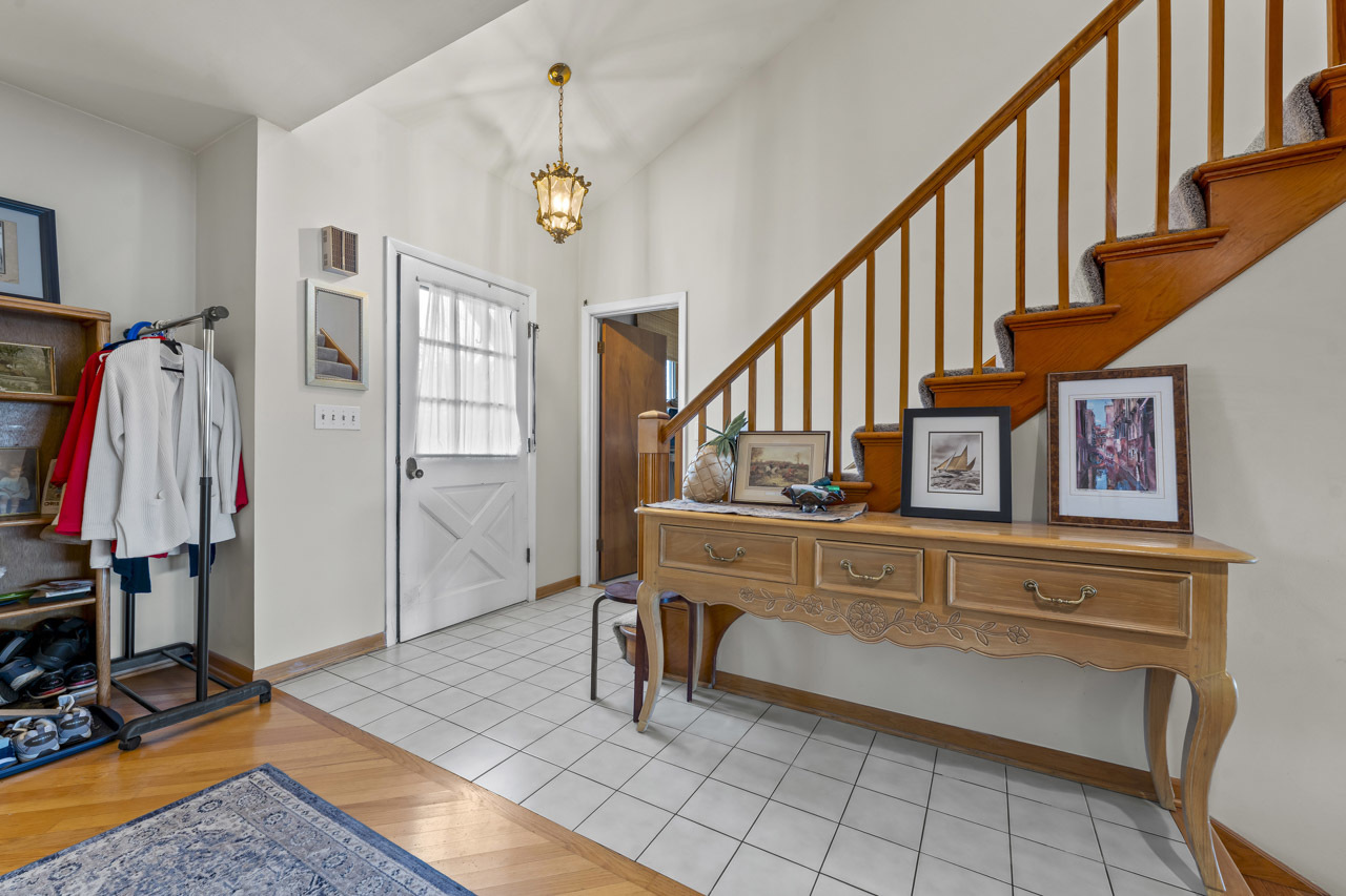 27052 W Lakeview Drive, Lake Barrington, IL 60084