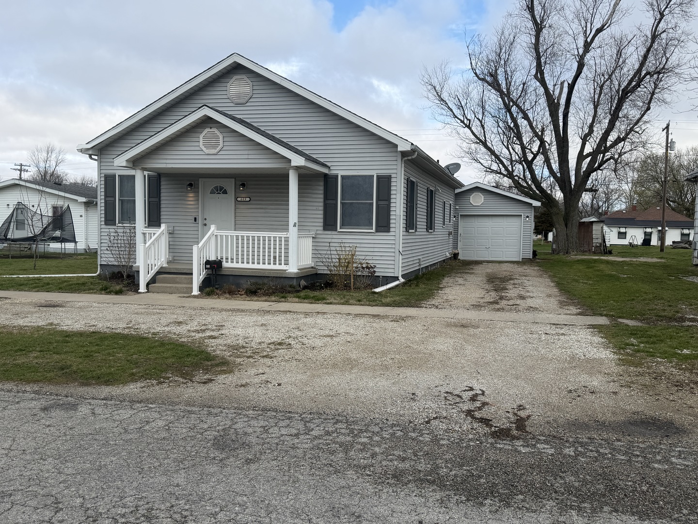 609 E Clay Street, Clinton, IL 61727