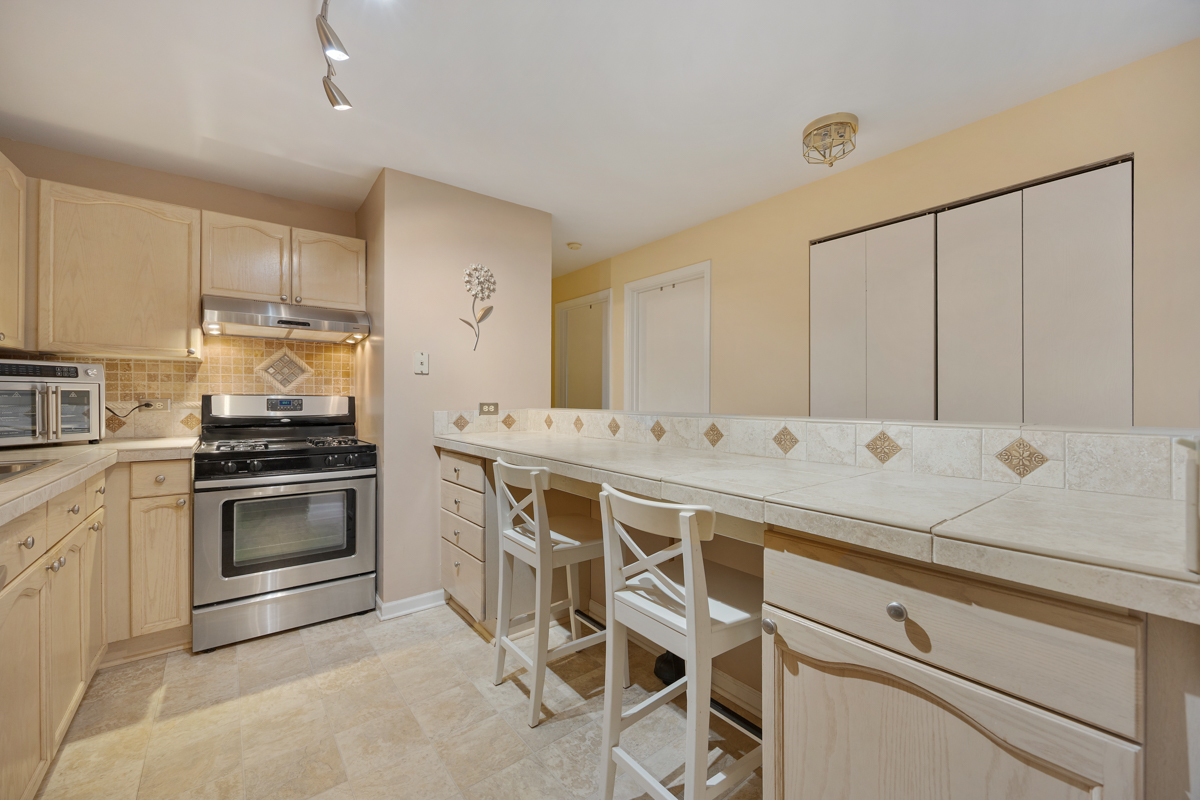 815 Leicester Road #114A, Elk Grove Village, IL 60007