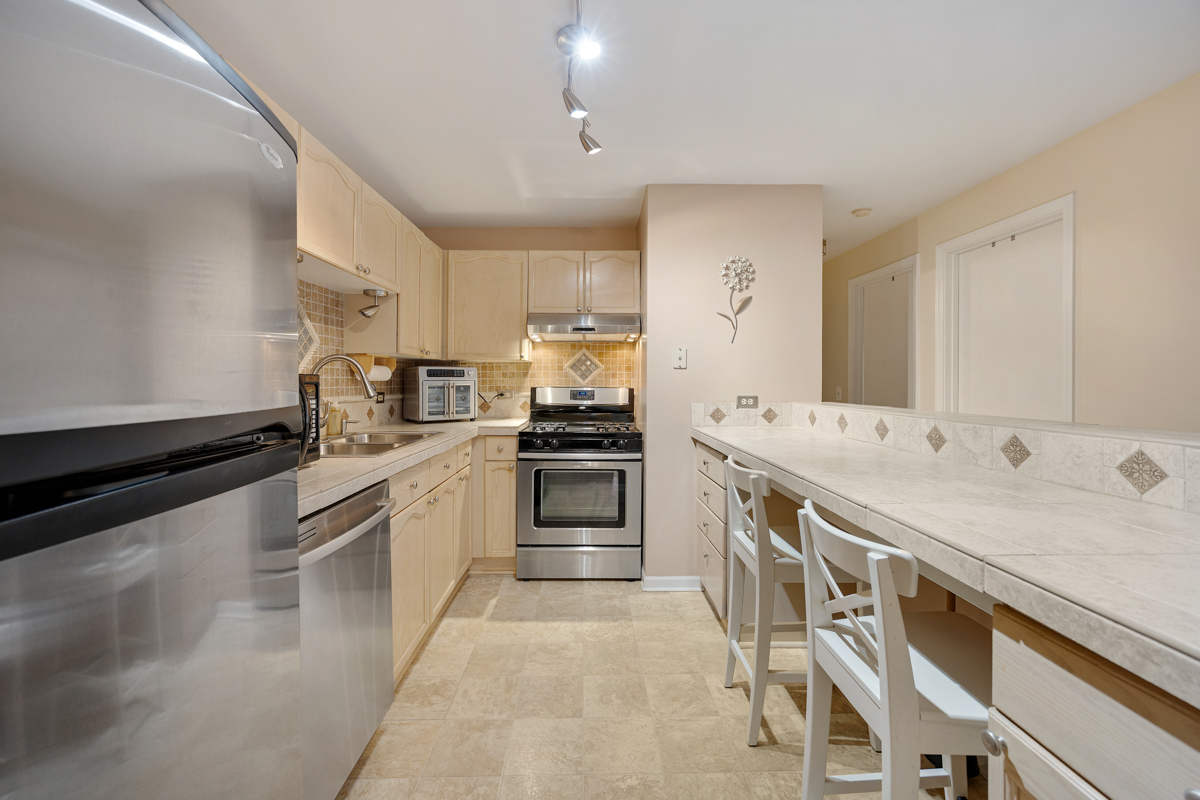 815 Leicester Road #114A, Elk Grove Village, IL 60007