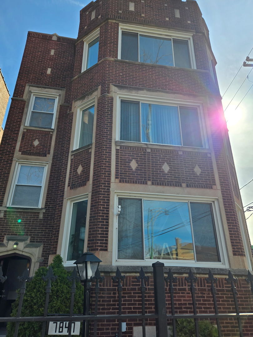 7847 S Paxton Avenue, Chicago, IL 60649