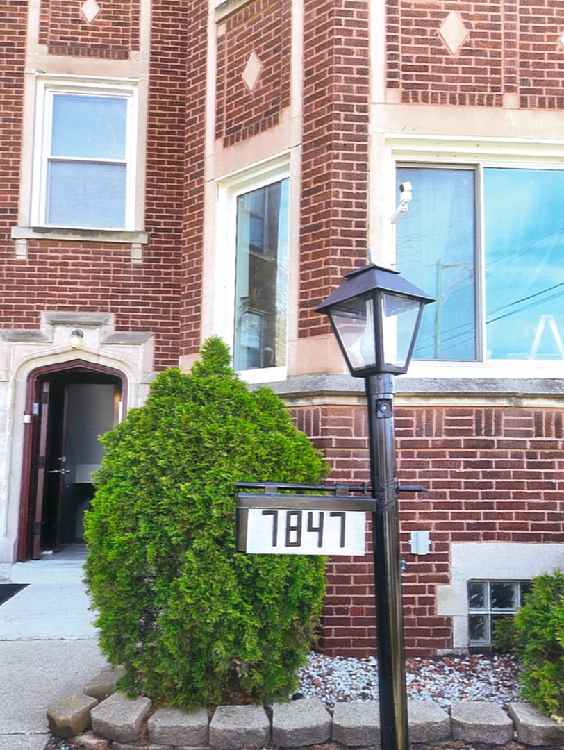 7847 S Paxton Avenue, Chicago, IL 60649