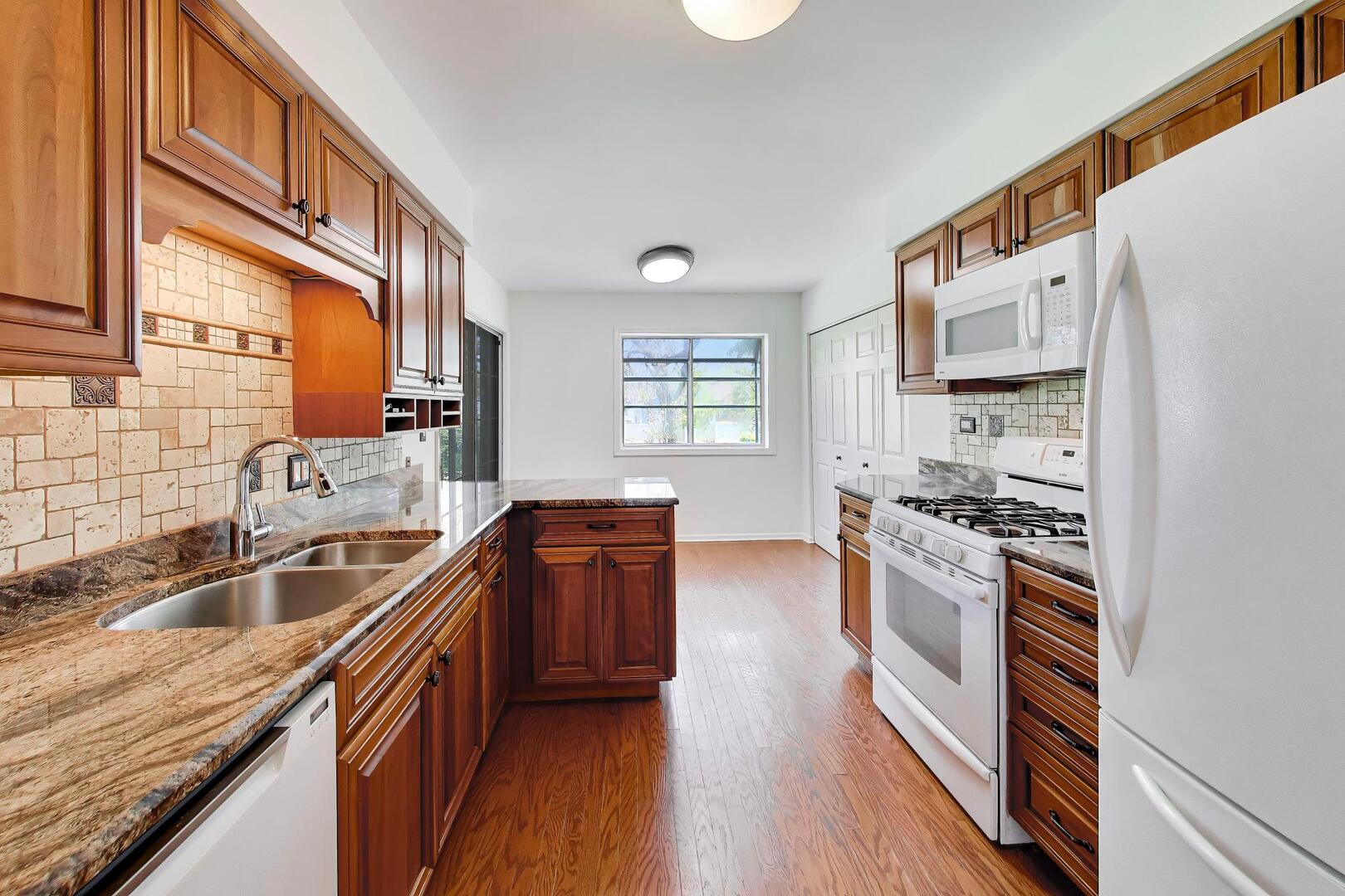 927 Kilkenny Drive #A, Wheaton, IL 60189