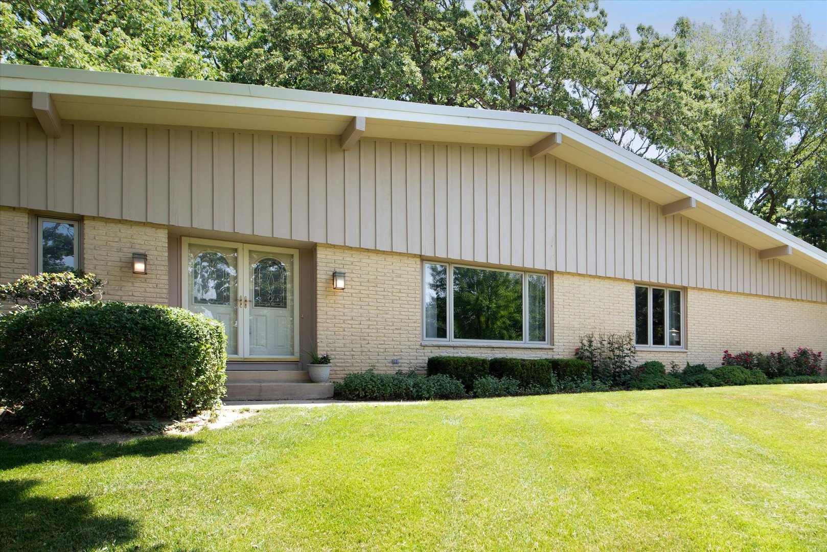 1196 Nottingham Lane, Elgin, IL 60120