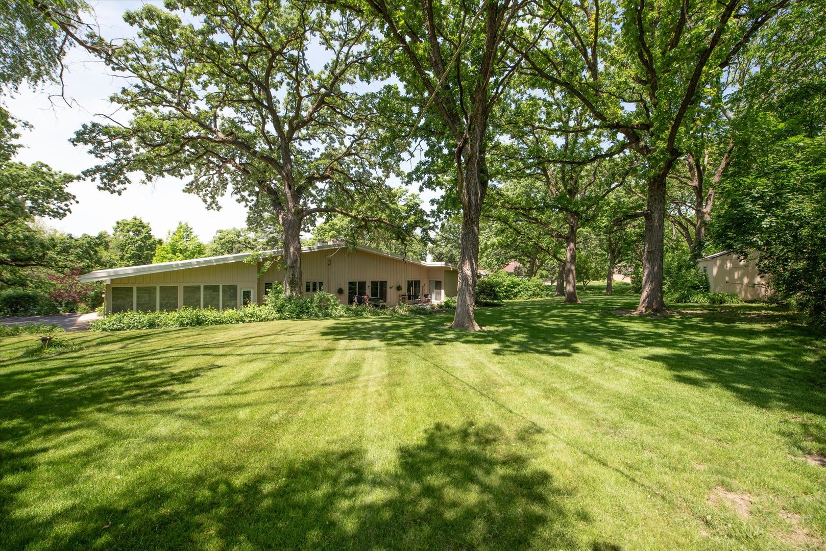 1196 Nottingham Lane, Elgin, IL 60120