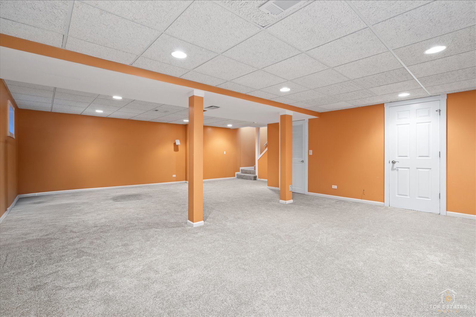 1894 Maine Drive, Elk Grove Village, IL 60007