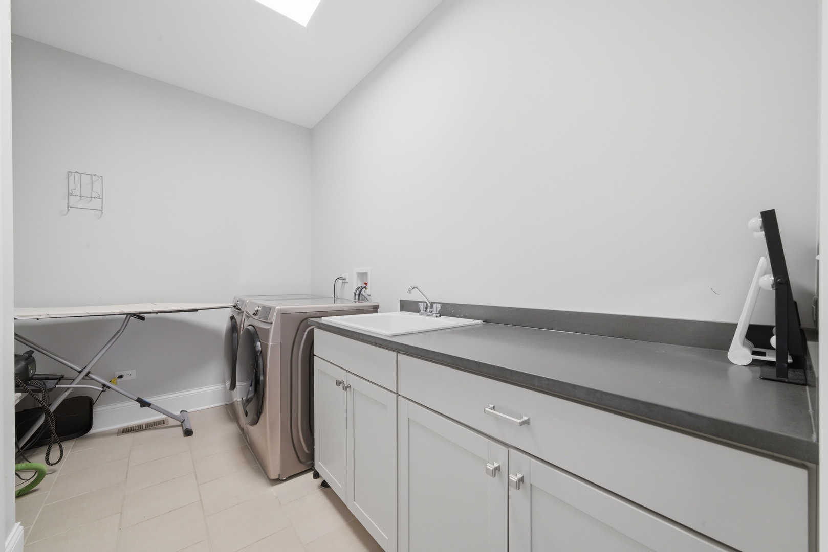 7814 Brookbank Road, Willowbrook, IL 60527