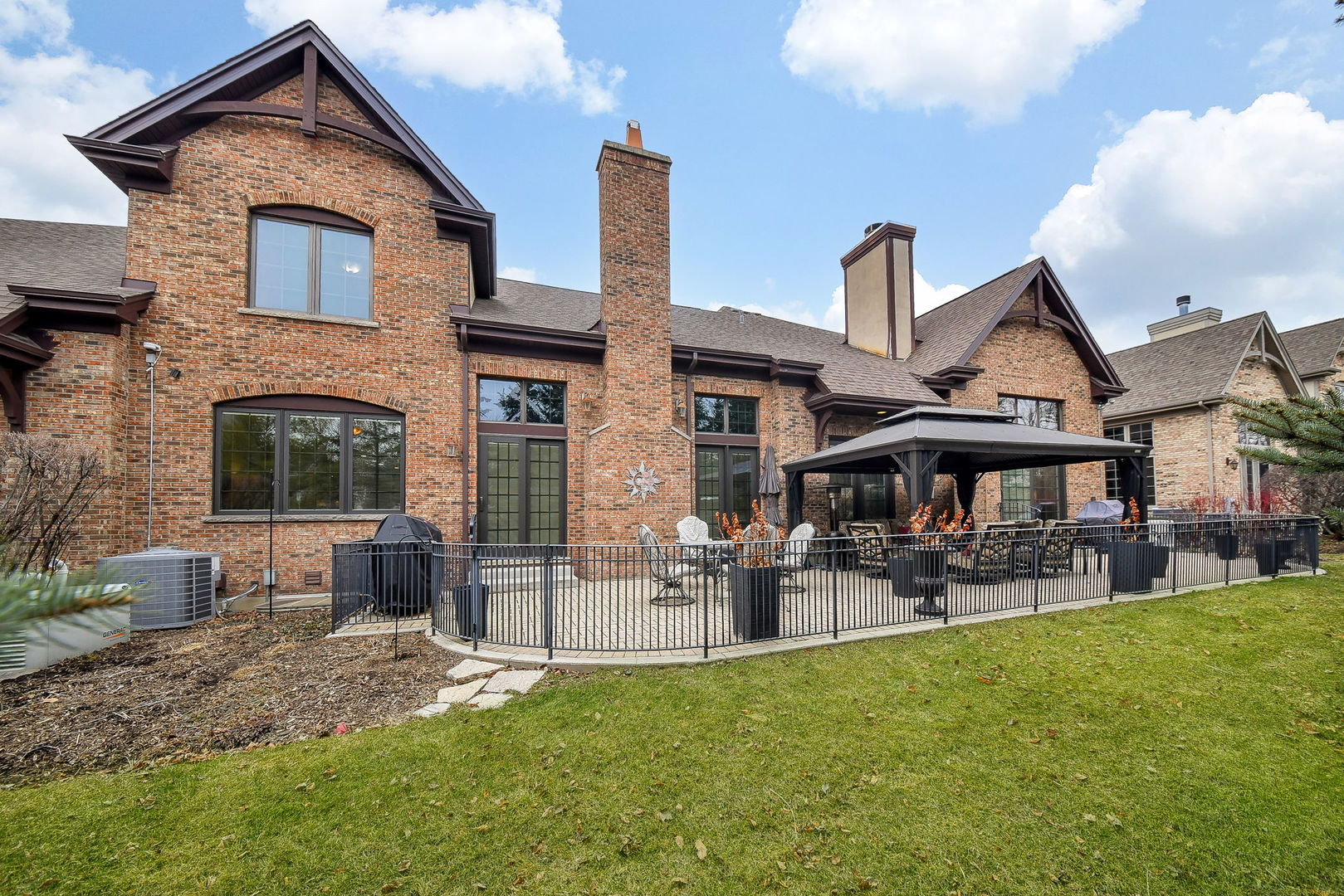 2009 MacKenzie Place #2009, Wheaton, IL 60187