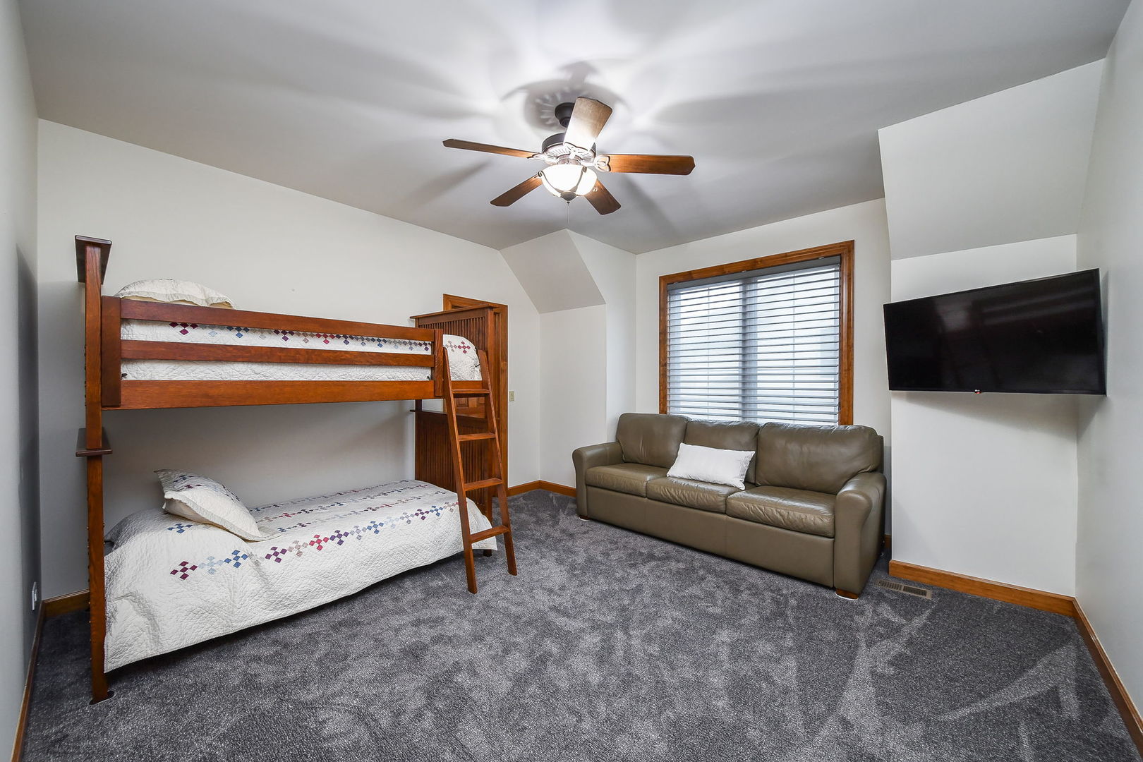 2009 MacKenzie Place #2009, Wheaton, IL 60187