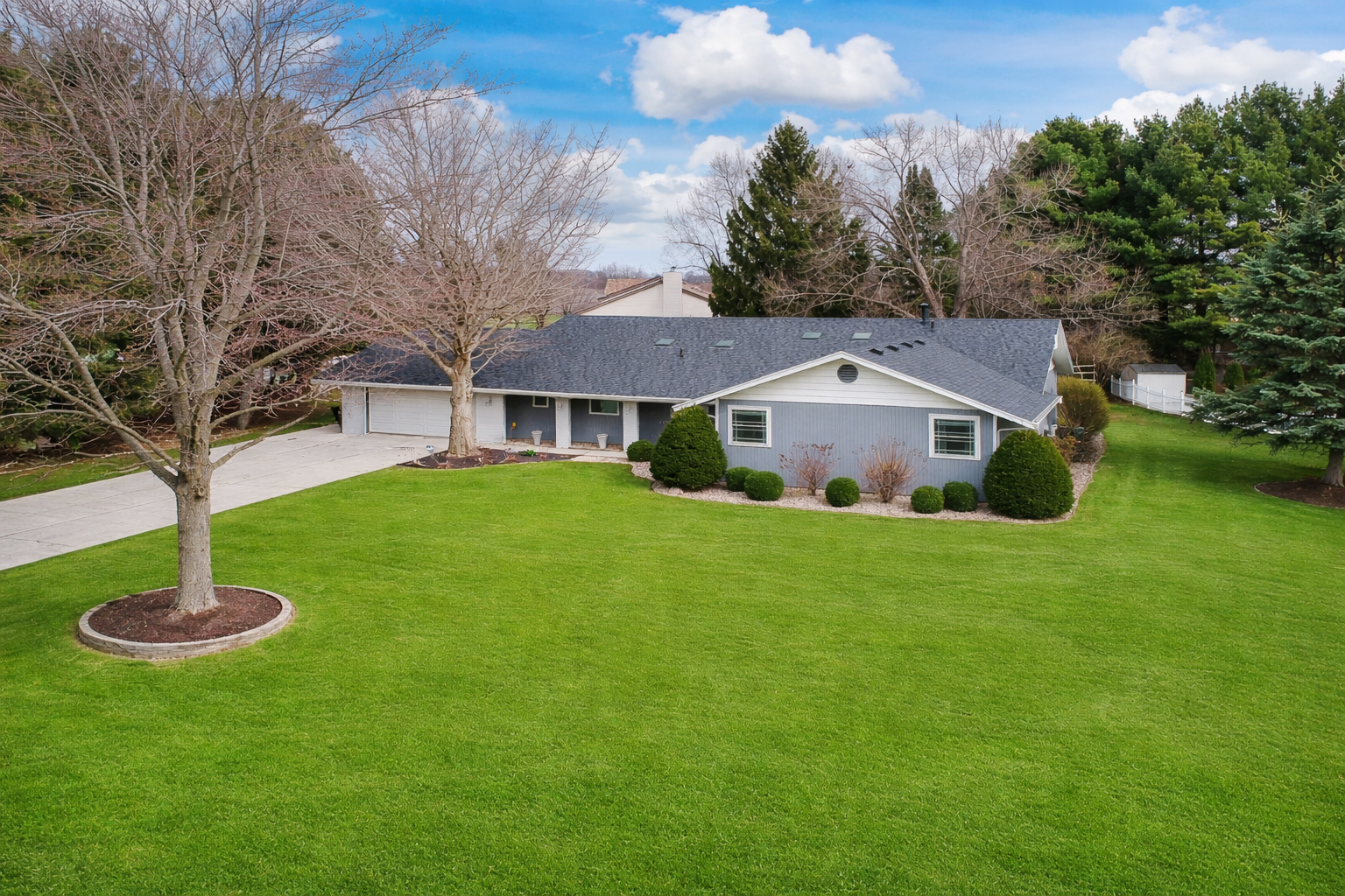 8989 Tamarac Way, Bloomington, IL 61705