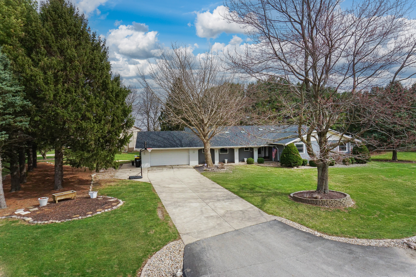 8989 Tamarac Way, Bloomington, IL 61705