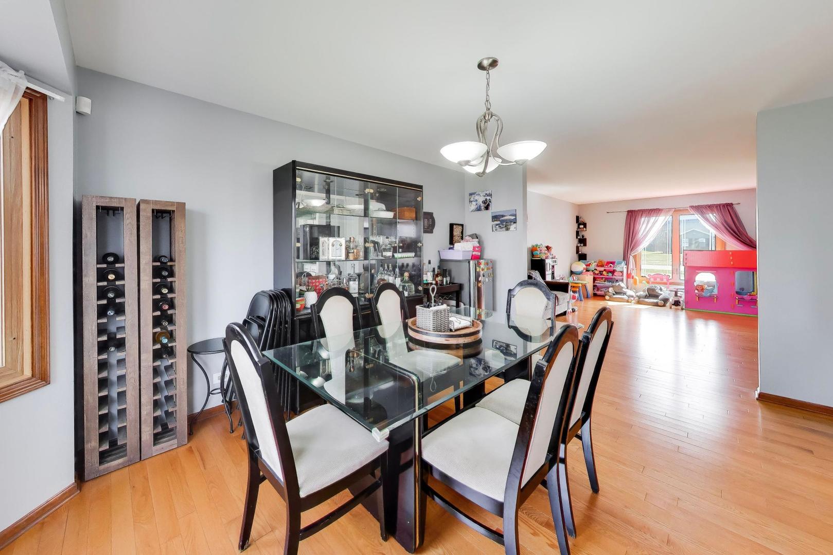 1075 Longford Road, Bartlett, IL 60103