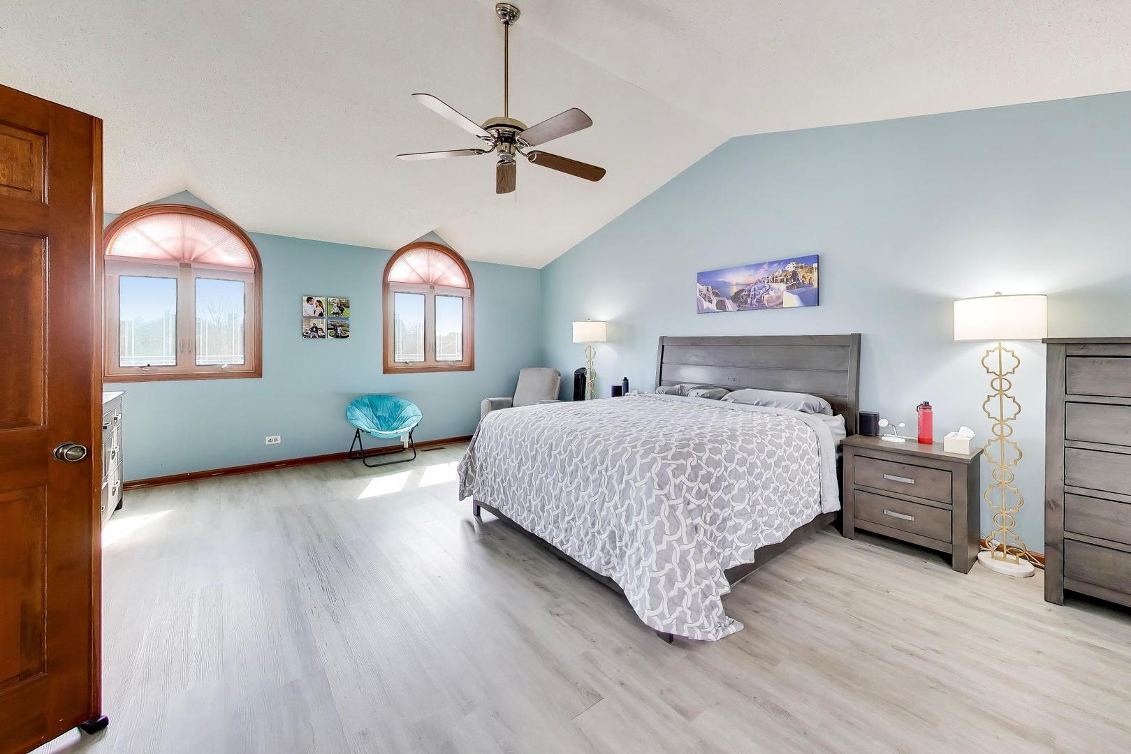 1075 Longford Road, Bartlett, IL 60103