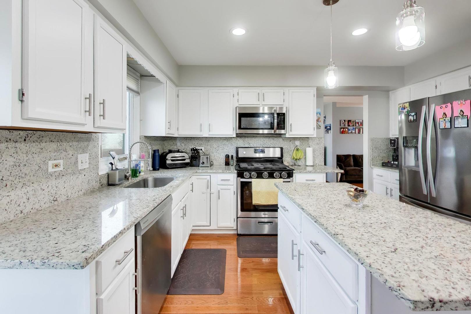 1075 Longford Road, Bartlett, IL 60103