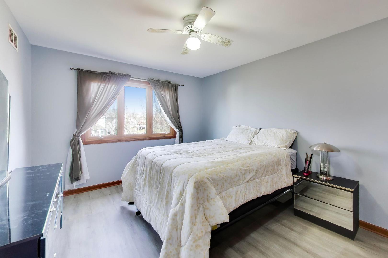 1075 Longford Road, Bartlett, IL 60103