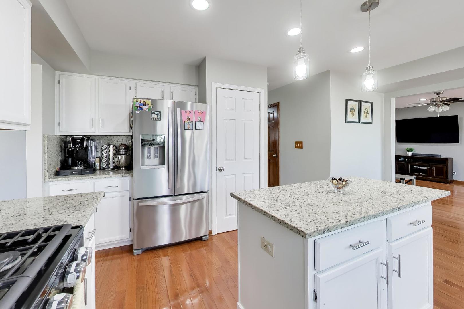 1075 Longford Road, Bartlett, IL 60103