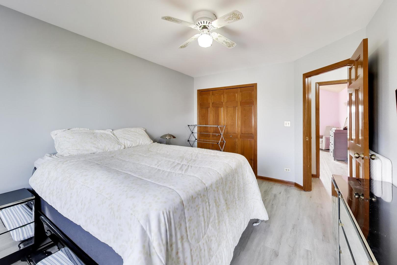 1075 Longford Road, Bartlett, IL 60103