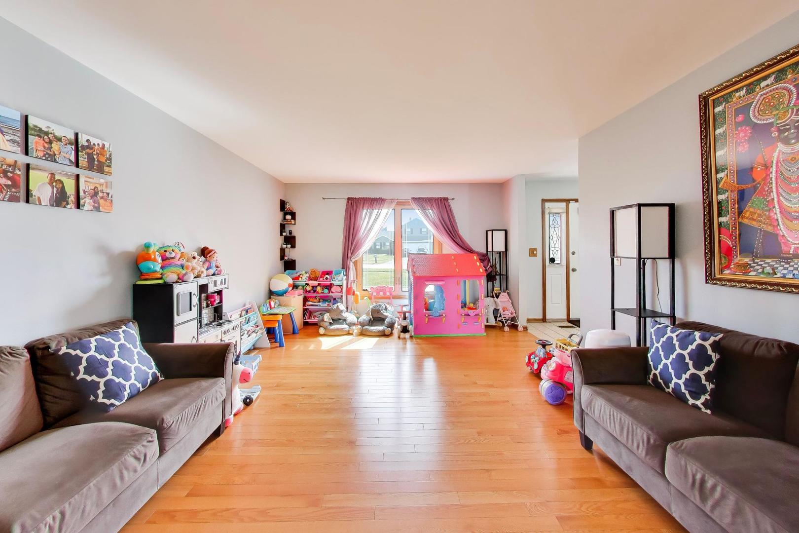 1075 Longford Road, Bartlett, IL 60103