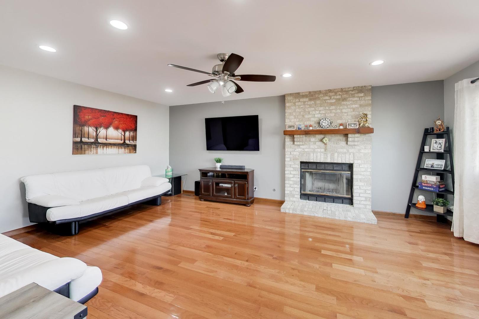 1075 Longford Road, Bartlett, IL 60103