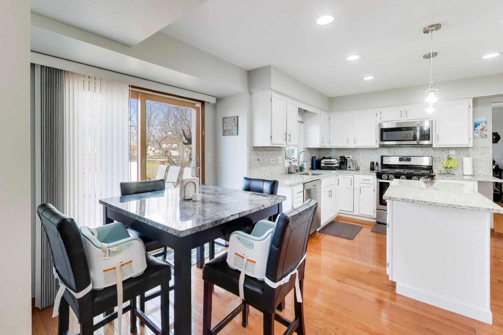 1075 Longford Road, Bartlett, IL 60103