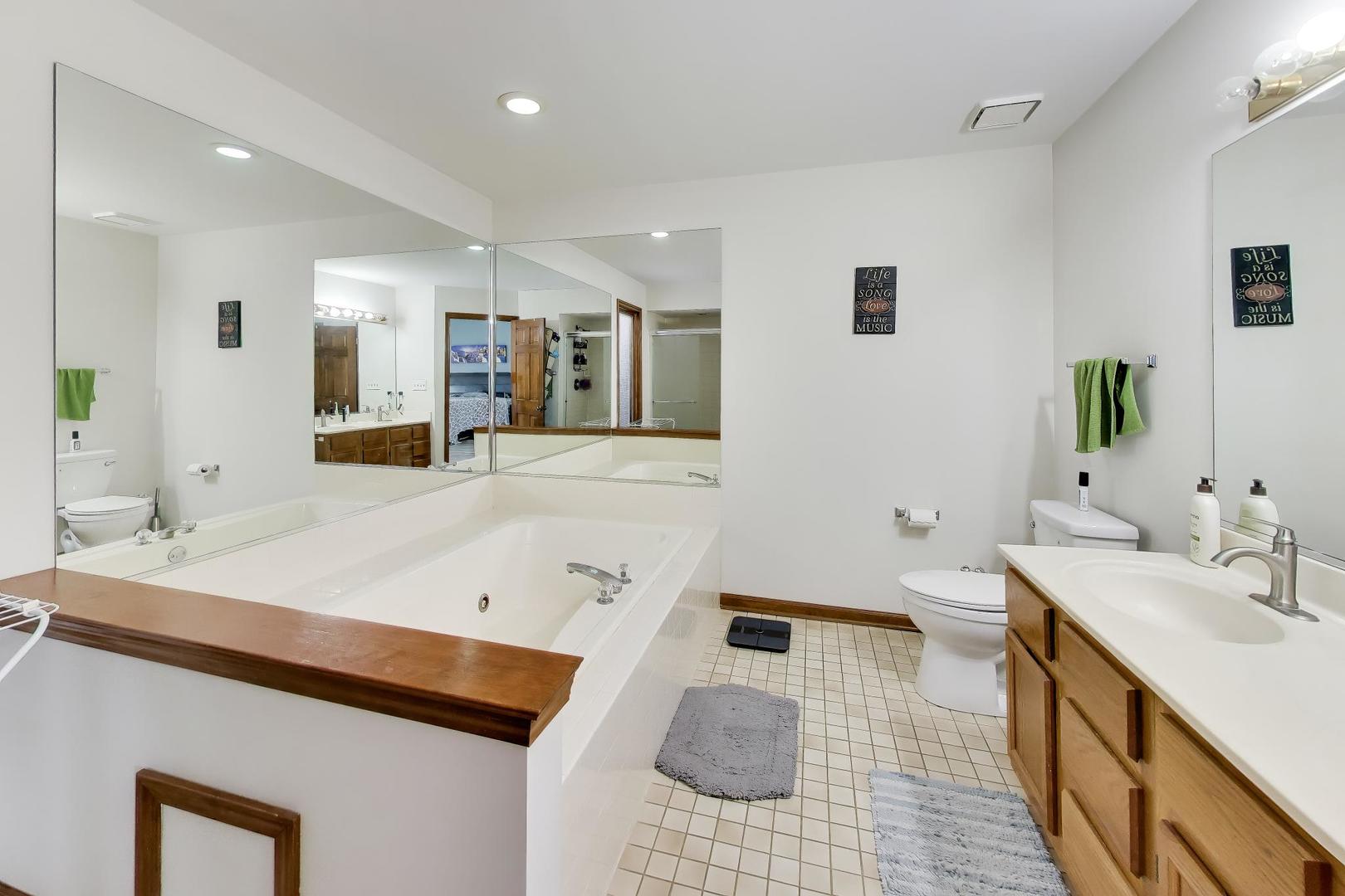 1075 Longford Road, Bartlett, IL 60103