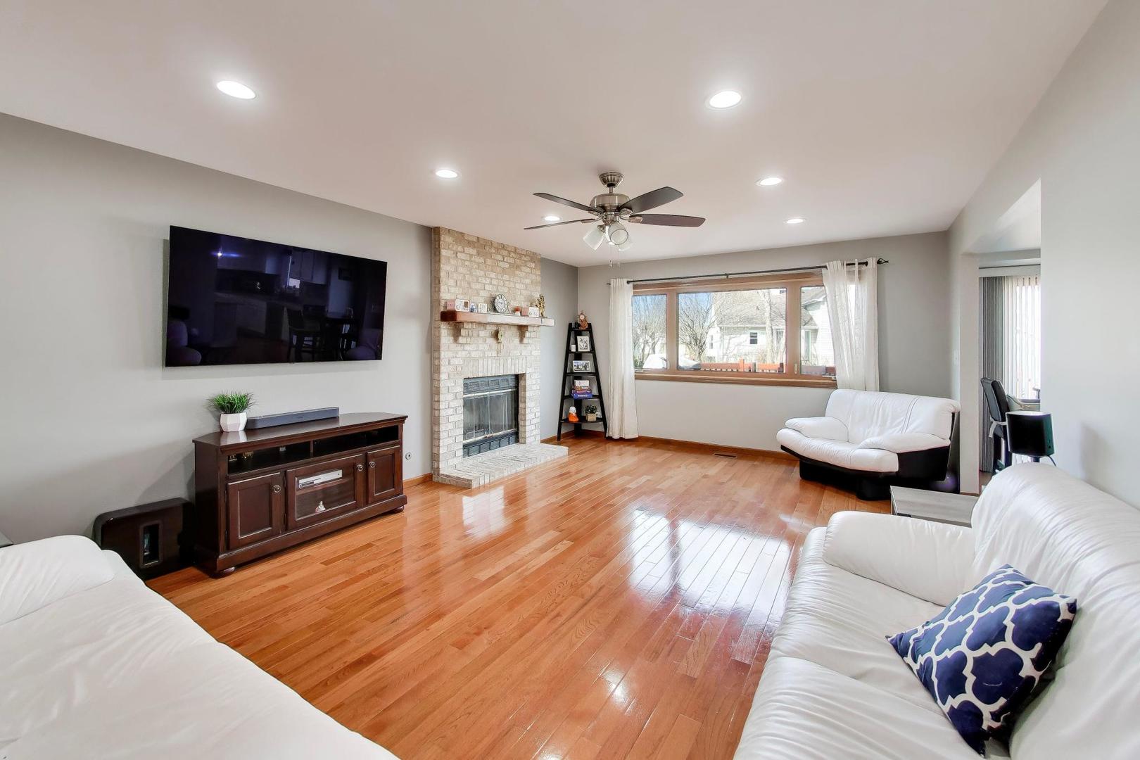 1075 Longford Road, Bartlett, IL 60103