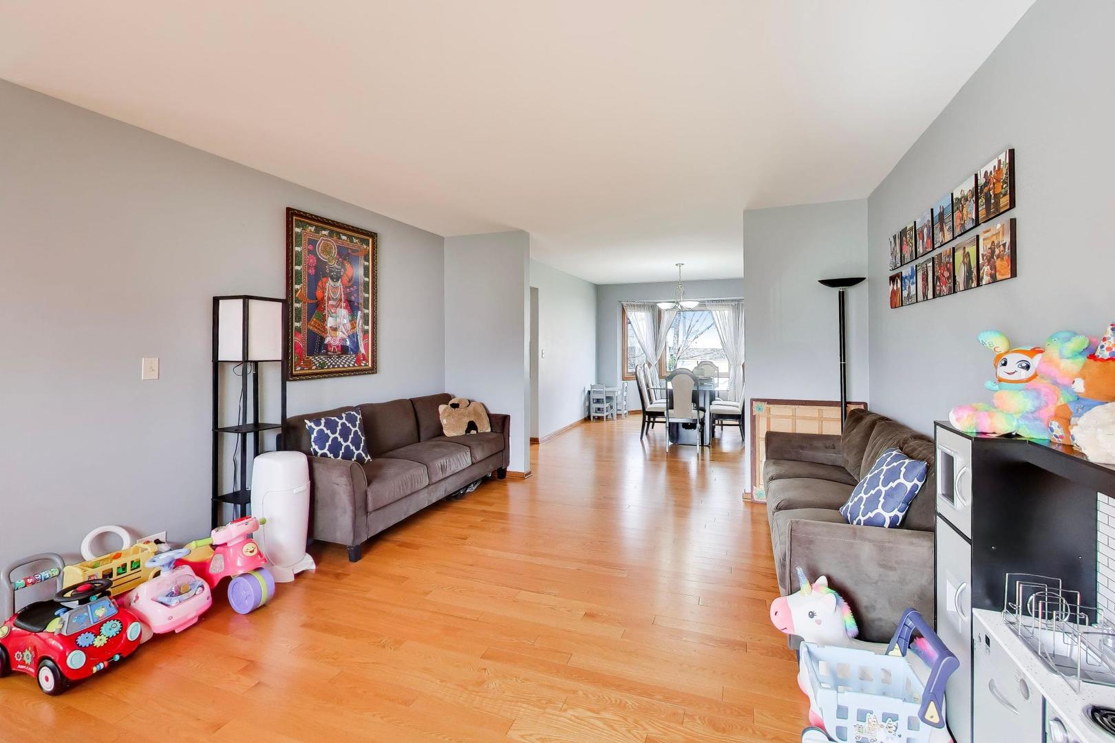 1075 Longford Road, Bartlett, IL 60103