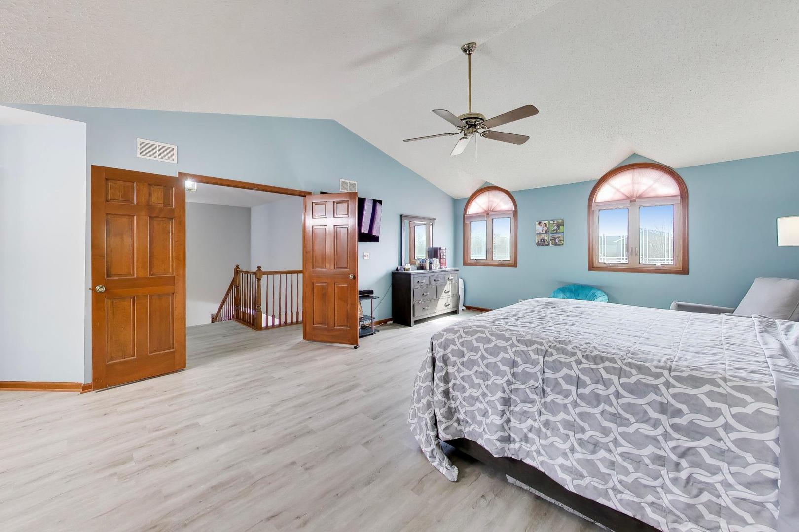 1075 Longford Road, Bartlett, IL 60103