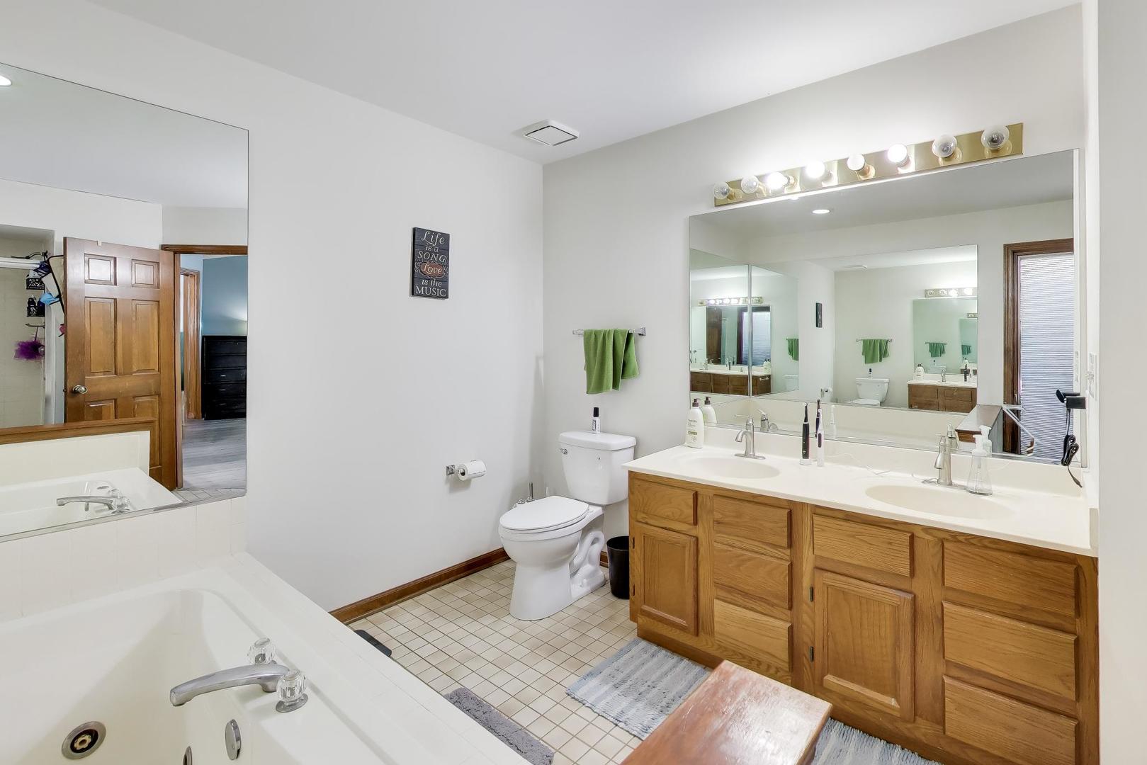 1075 Longford Road, Bartlett, IL 60103