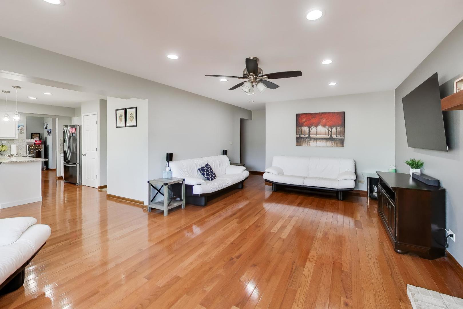 1075 Longford Road, Bartlett, IL 60103