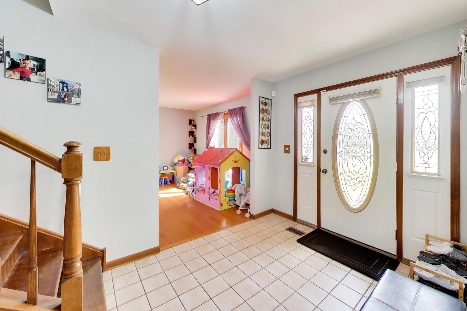 1075 Longford Road, Bartlett, IL 60103