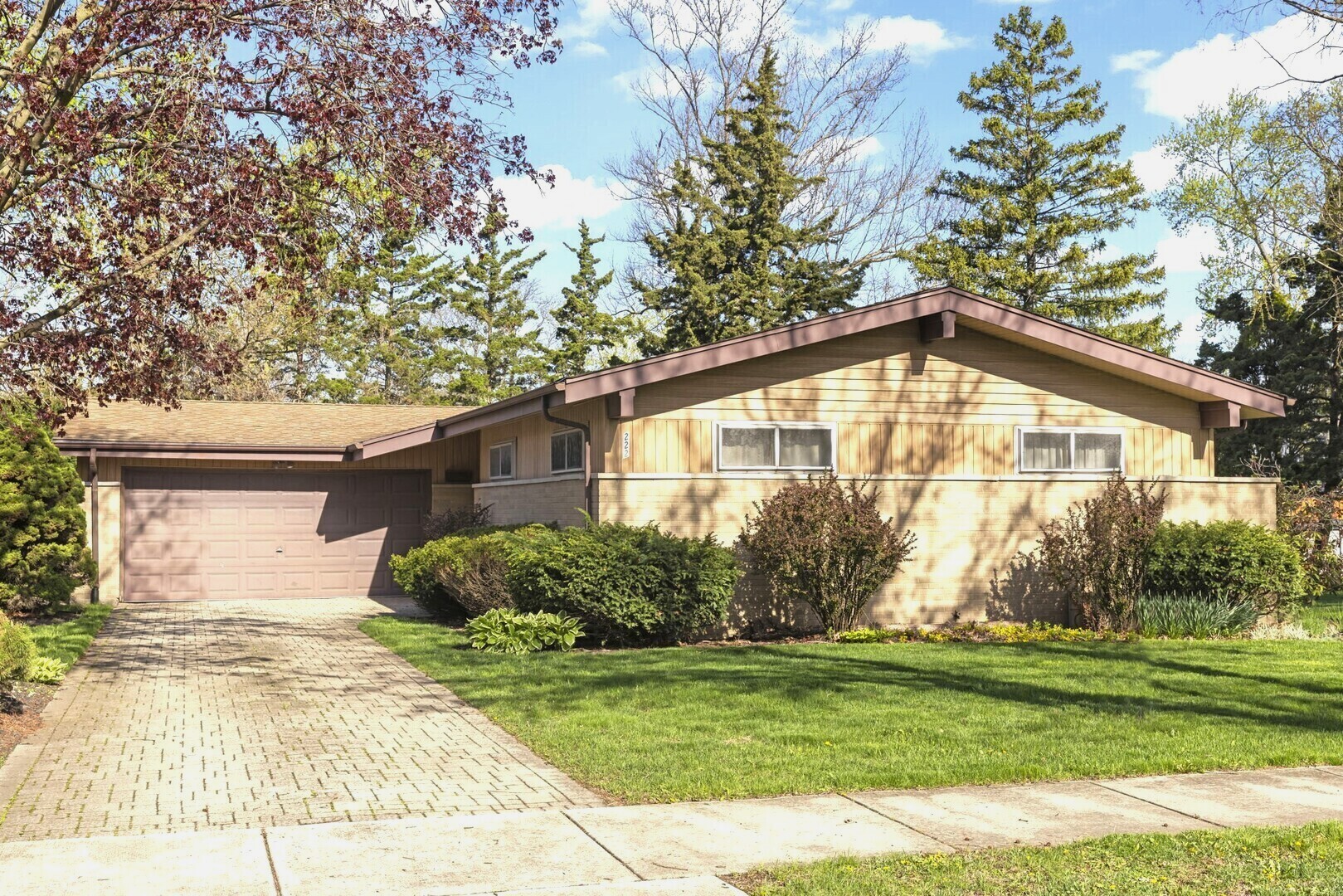 222 E Julia Drive, Villa Park, IL 60181