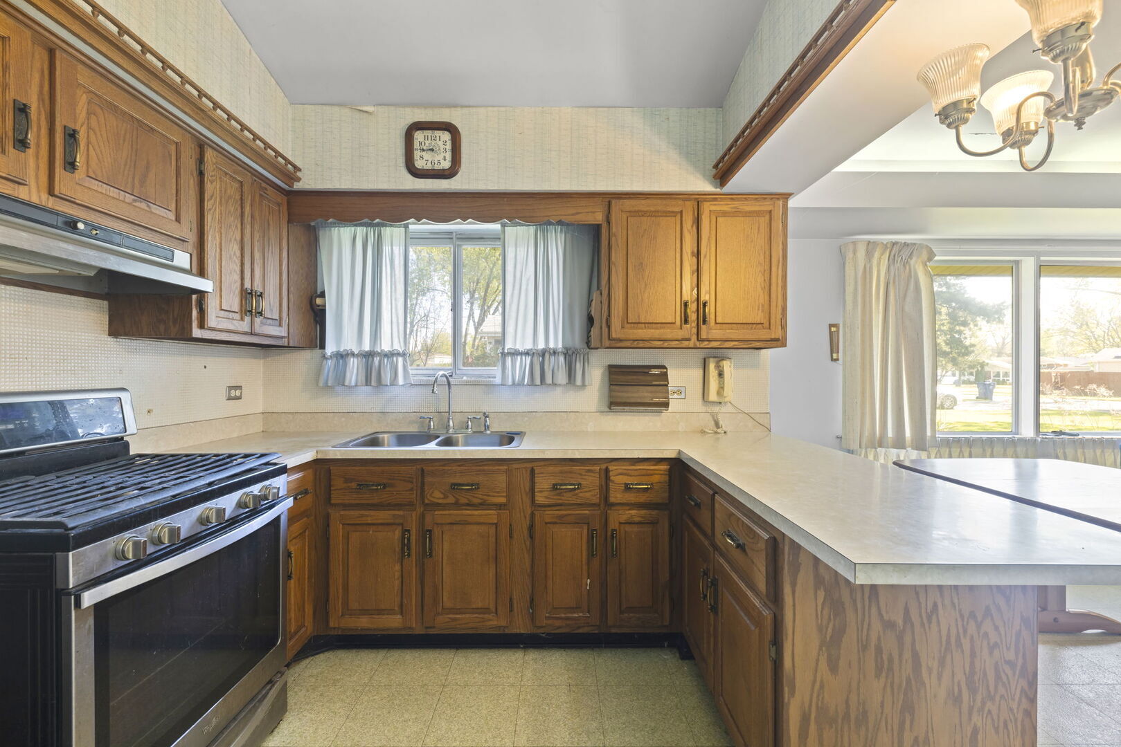 222 E Julia Drive, Villa Park, IL 60181